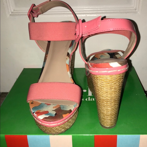 CLEAR OUT SALE ✨ women’s wedge sandal size 9 - Picture 4 of 7